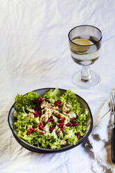 Schüssel mit grünem Salat mit Walnüssen und Granatapfelkernen - SBDF04190