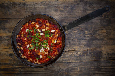 Vegan baked kidney beans, white beans, tomatoes and parsley - LVF08596