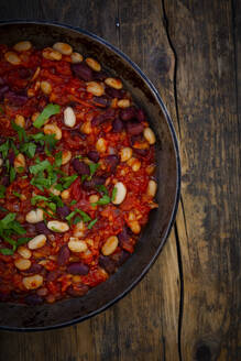 Vegane gebackene Kidneybohnen, weiße Bohnen, Tomaten und Petersilie - LVF08597