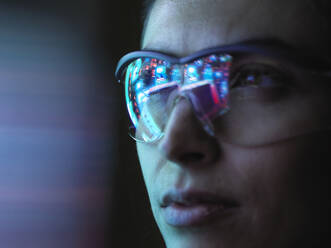Reflexion einer Leiterplatte auf einer Brille - ABRF00691
