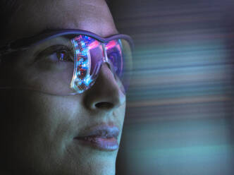Reflexion einer Leiterplatte auf einer Brille - ABRF00693
