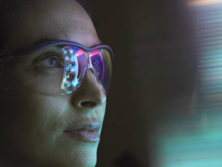 Reflexion einer Leiterplatte auf einer Brille - ABRF00694