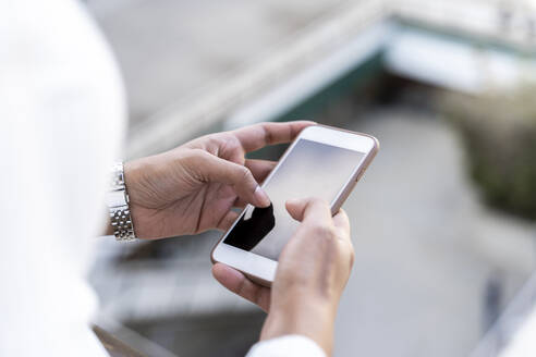 Nahaufnahme einer Frau, die ein Smartphone benutzt - AFVF05355