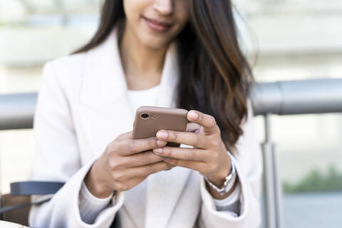 Nahaufnahme einer Frau, die ein Smartphone benutzt, lizenzfreies Stockfoto