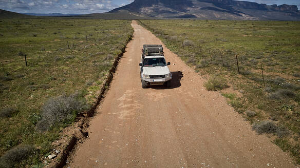 Südafrika, Western Cape, Blanco, Luftaufnahme eines weißen 4x4 auf einer unbefestigten Straße - VEGF01529