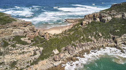 Südafrika, Robberg Nature Reserve, Luftaufnahme der felsigen Küste - VEGF01541