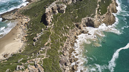 Südafrika, Robberg Nature Reserve, Luftaufnahme der felsigen Küste - VEGF01542