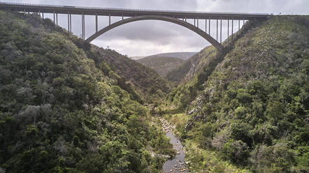 Südafrika, Knysna-Gebiet, Luftaufnahme einer Brücke über einen Fluss in einer Berglandschaft - VEGF01546