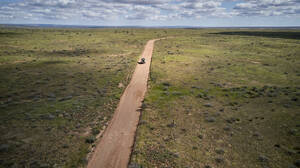 Südafrika, Western Cape, Blanco, Luftaufnahme eines weißen 4x4 auf einer unbefestigten Straße - VEGF01558