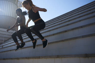 Sportlerinnen springen von einer Treppe - PACF00181