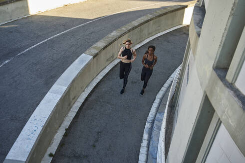 Zwei Sportlerinnen beim Joggen in der Stadt - PACF00189