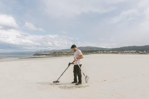 Schatzsuche Mann mit Metalldetektor am Strand - AHSF01854