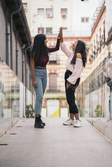 Zwei glückliche junge Frauen haben Spaß in der Stadt - MPPF00504