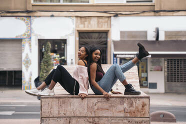 Zwei glückliche junge Frauen in der Stadt - MPPF00507