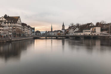 Schweiz, Zürich, Stadt mit Limmat, Häuser am Flussufer und Glockentürme im Hintergrund - WPEF02573