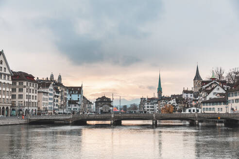 Schweiz, Zürich, Stadt mit Limmat, Häuser am Flussufer und Glockentürme im Hintergrund - WPEF02575