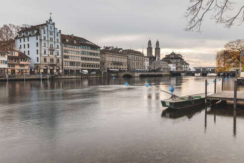 Schweiz, Zürich, Stadt mit Limmat, Häuser am Flussufer und Glockentürme im Hintergrund - WPEF02576