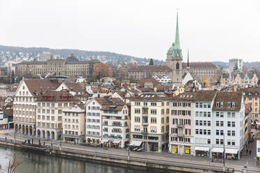 Schweiz, Zürich, Luftaufnahme der Stadt mit Limmat im Vordergrund und Universitätsgebäuden im Hintergrund - WPEF02577