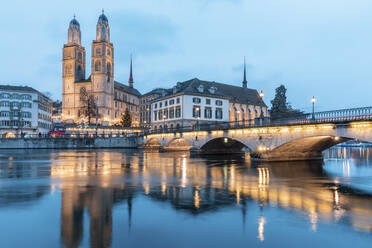 Switzerland, Zurich, Grossmunster church and Munsterbrucke over Limmat river at dusk - WPEF02578