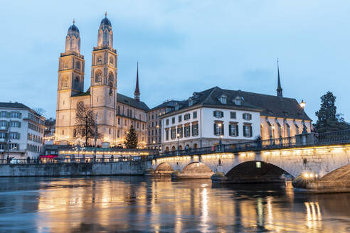 Schweiz, Zürich, Großmünsterkirche und Münsterbrücke über der Limmat in der Abenddämmerung - WPEF02579
