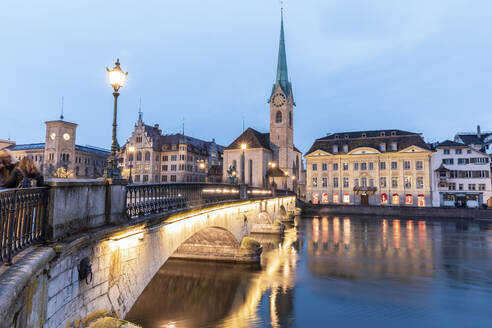 Schweiz, Zürich, Fraumünsterkirche und Münsterbrücke über der Limmat in der Abenddämmerung - WPEF02582