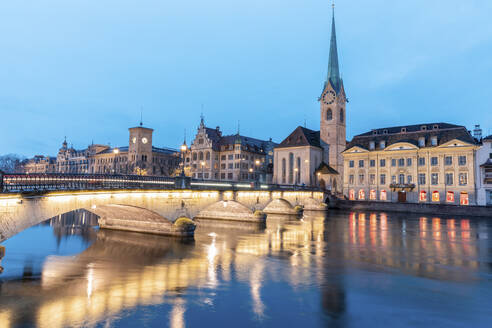 Schweiz, Zürich, Fraumünsterkirche und Münsterbrücke über der Limmat in der Abenddämmerung - WPEF02583