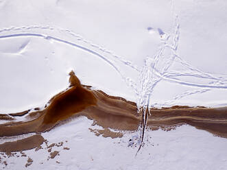 Russland, Leningrader Gebiet, Tichwin, Luftaufnahme des Eises am Fluss Tichwinka im Winter - KNTF04356