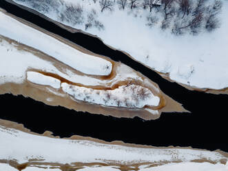 Russland, Leningrader Gebiet, Tichwin, Luftaufnahme des Eises am Fluss Tichwinka im Winter - KNTF04357