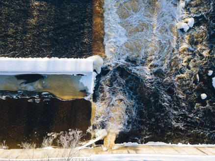 Russland, Leningrader Gebiet, Tichwin, Luftaufnahme des Flusses Tichwinka im Winter - KNTF04363