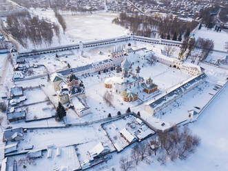 Russland, Leningrader Gebiet, Tichwin, Luftaufnahme des Klosters Mariä Himmelfahrt Tichwin im Winter - KNTF04372