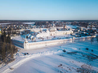 Russland, Leningrader Gebiet, Tichwin, Luftaufnahme des Klosters Mariä Himmelfahrt Tichwin im Winter - KNTF04375