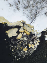 Russland, Leningrader Gebiet, Tichwin, Luftaufnahme des Flusses Tichwinka im Winter - KNTF04388