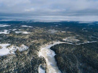 Russland, Oblast Leningrad, Tichwin, Luftaufnahme des im Winter zugefrorenen Flusses Tichwinka - KNTF04392