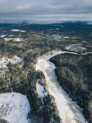 Russland, Oblast Leningrad, Tichwin, Luftaufnahme des im Winter zugefrorenen Flusses Tichwinka - KNTF04393