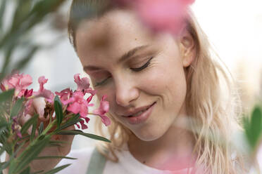 Porträt der jungen Wiman mit rosa Oleanderblüten - AFVF05389