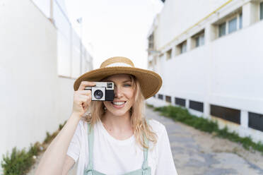 Junge Frau, die einen Tag am Meer verbringt und Fotos macht - AFVF05406