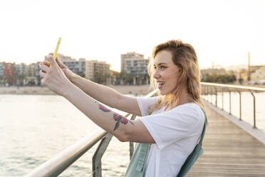 Junge Frau macht Selfie mit Smartphone, Barcelona, Spanien - AFVF05430