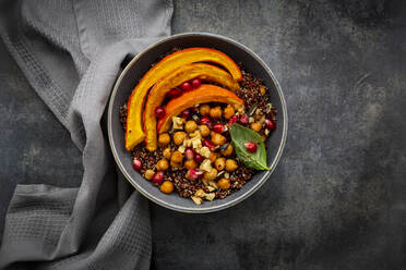 Red quinoa with baked pumpkin, chickpeas, pomegranate, basil, walnuts and pumpkin seeds - LVF08609