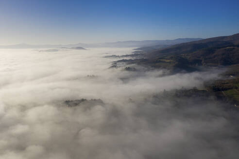 Italien, bei Perugia, Luftaufnahme von Nebel im Tal - WPEF02627