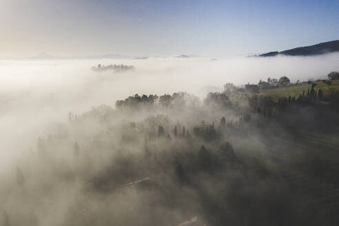 Italien, bei Perugia, Luftaufnahme von Nebel im Tal - WPEF02628
