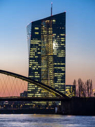 Deutschland, Hessen, Frankfurt, Skyline von Frankfurt am Main hinter der Ostendbrücke und der Europäischen Zentralbank in der Abenddämmerung - AMF07830