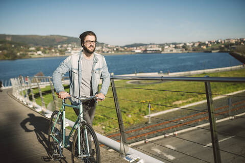 Junger Mann beim Pendeln in der Stadt mit seinem Fixie-Fahrrad, lizenzfreies Stockfoto