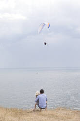 Vater mit Tochter auf See - JOHF07924