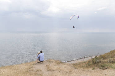 Vater mit Tochter auf See - JOHF07925