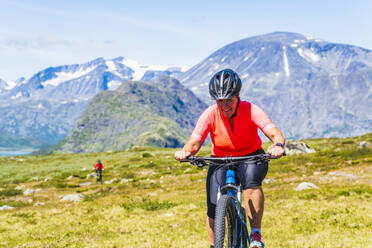 Frau beim Radfahren - JOHF07934