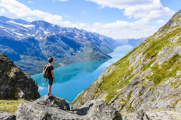 Wanderer in den Bergen - JOHF07945