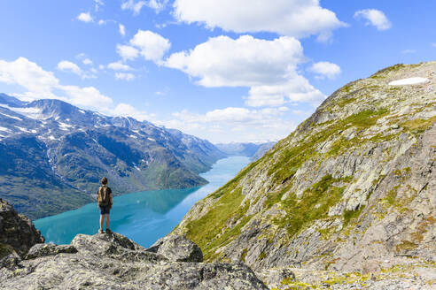 Wanderer in den Bergen - JOHF07946