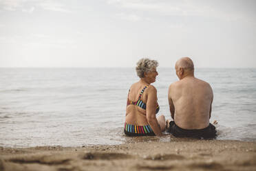 Älteres Paar am Strand - JOHF07972