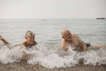 Älteres Paar beim Baden im Meer - JOHF07996