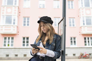 Junge Frau benutzt ein Mobiltelefon - JOHF08011